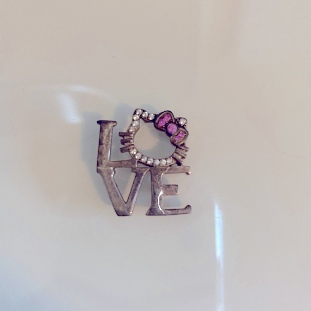 People’s hello kitty necklace